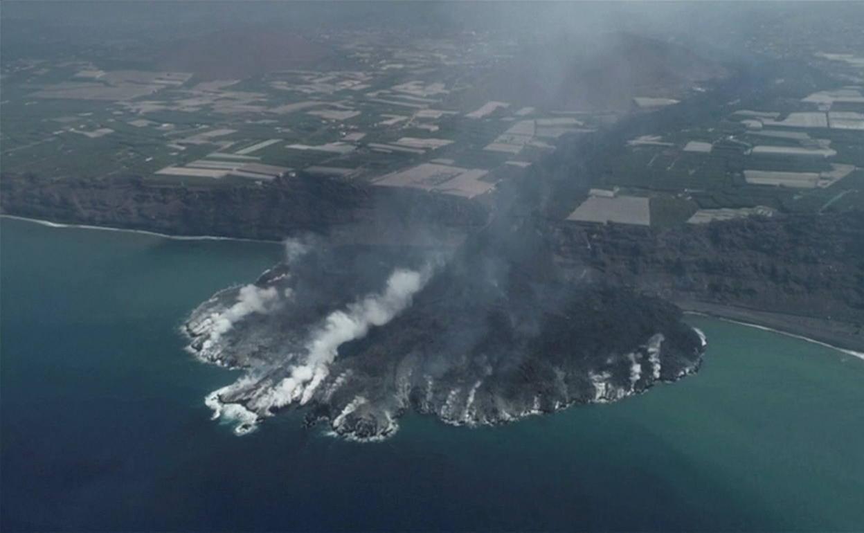 La nueva tierra ganada al mar por las coladas del volcán de Cumbre Vieja. 