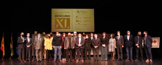 Imagen de familia de los premiados, organizadores y autoridades en la gala.