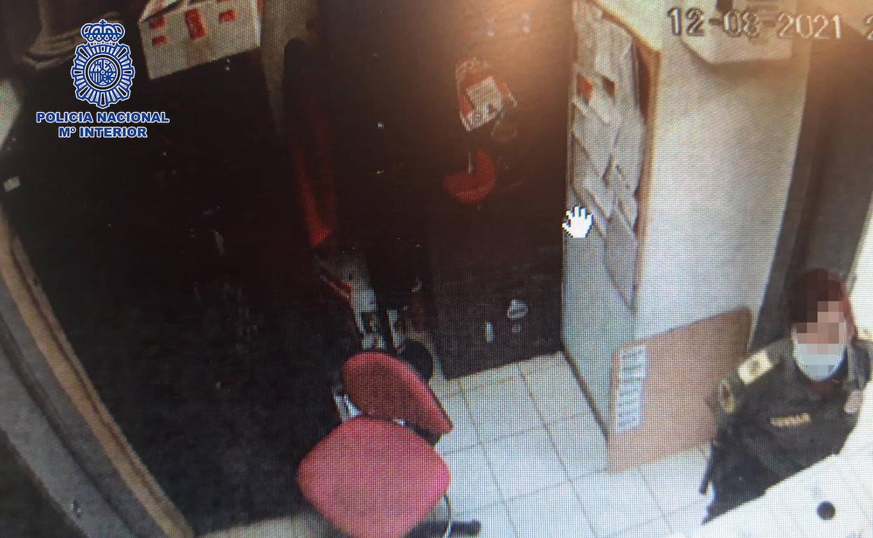Identificada una vigilante de seguridad que robó dinero de la taquilla de una empleada en Logroño