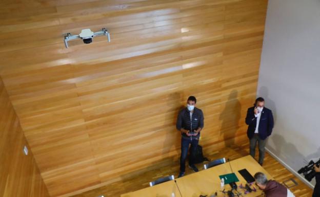 Rafa Ocón vuela un dron recreativo en la Casa de los Periodistas durante la presentación del congreso. 