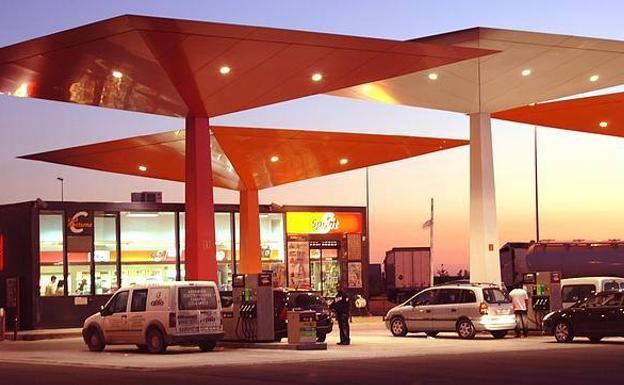 Trucos y leyendas urbanas para ahorrar al repostar gasolina y gasóleo