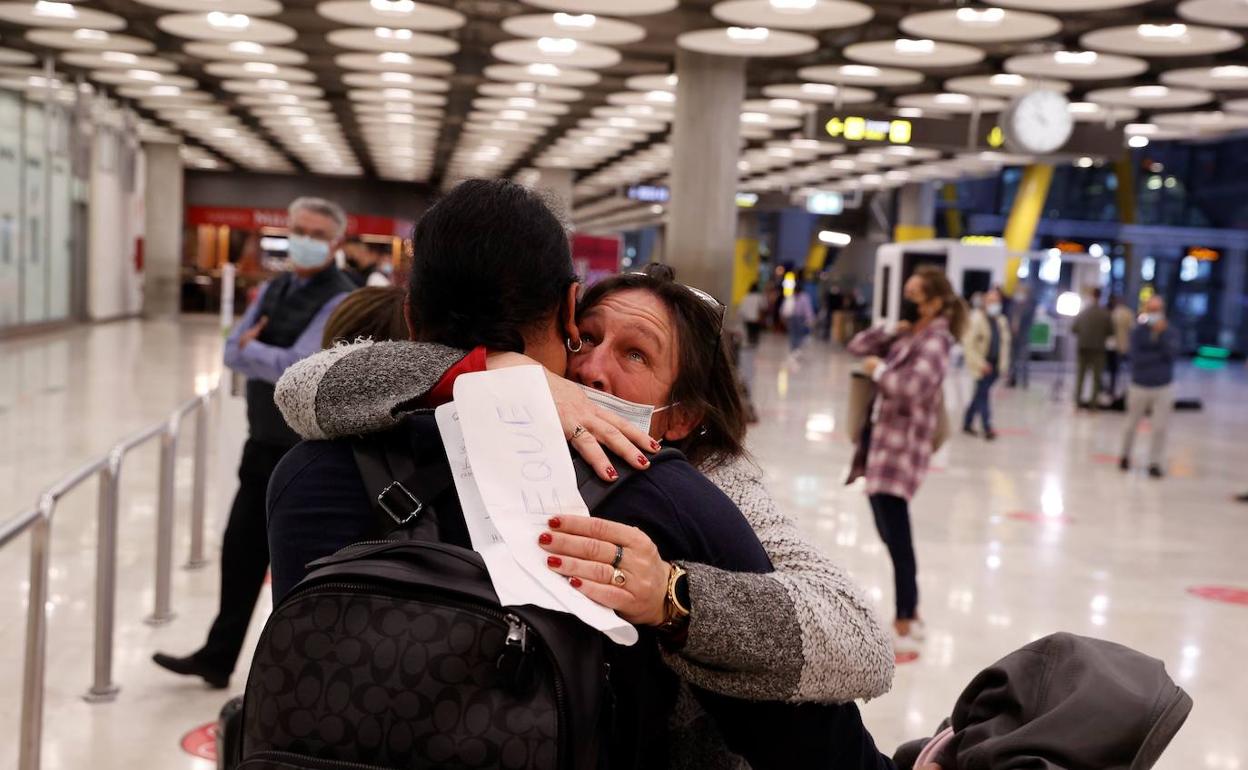 Viajeros en el aeropuerto de Barajas.