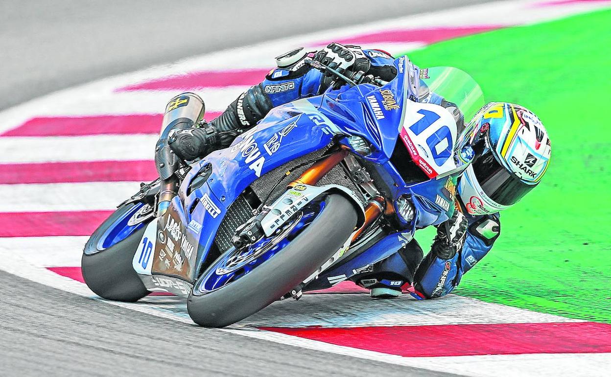 El piloto riojano Unai Orradre traza una curva en el circuito de Cataluña.