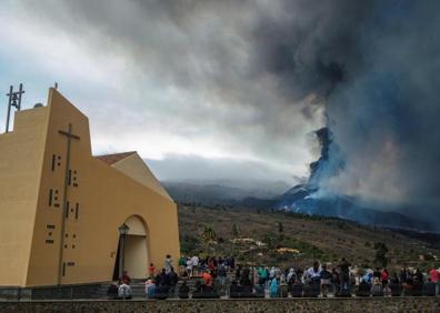 Imagen secundaria 1 - Las bocas del volcán, vecinos pendientes de la evolución de las coladas y una imagen nocturna de las coladas. 