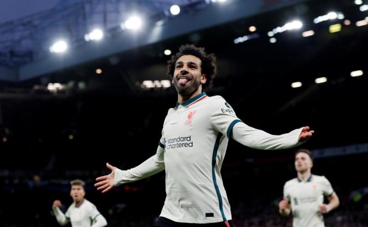 Mohamed Salah celebra el tercer gol que le marcó al Manchester United. 