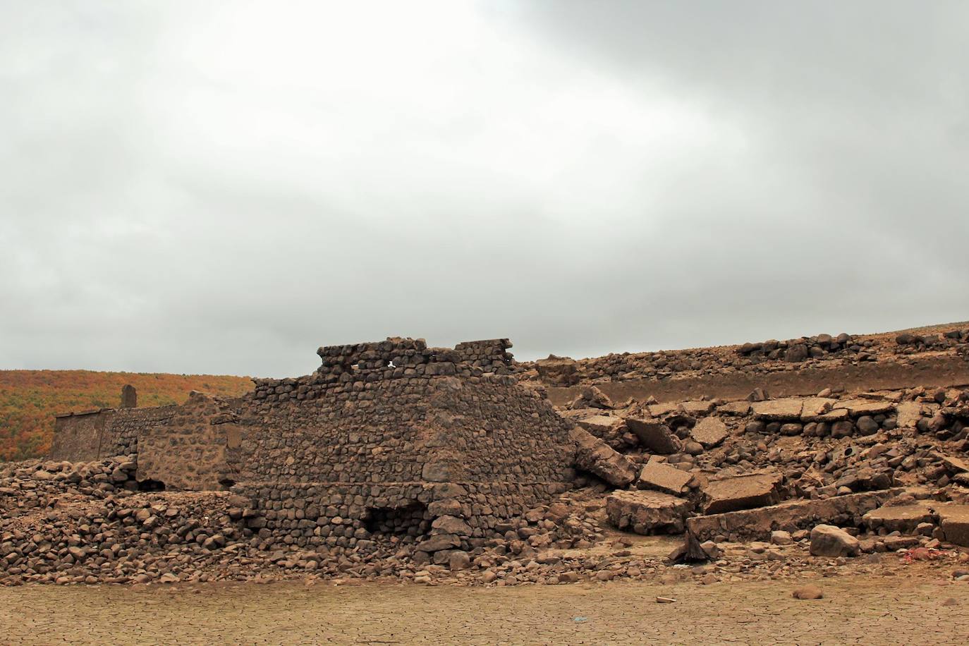 Fotos: El bajo volumen de agua del González Lacasa deja ver Los Molinos