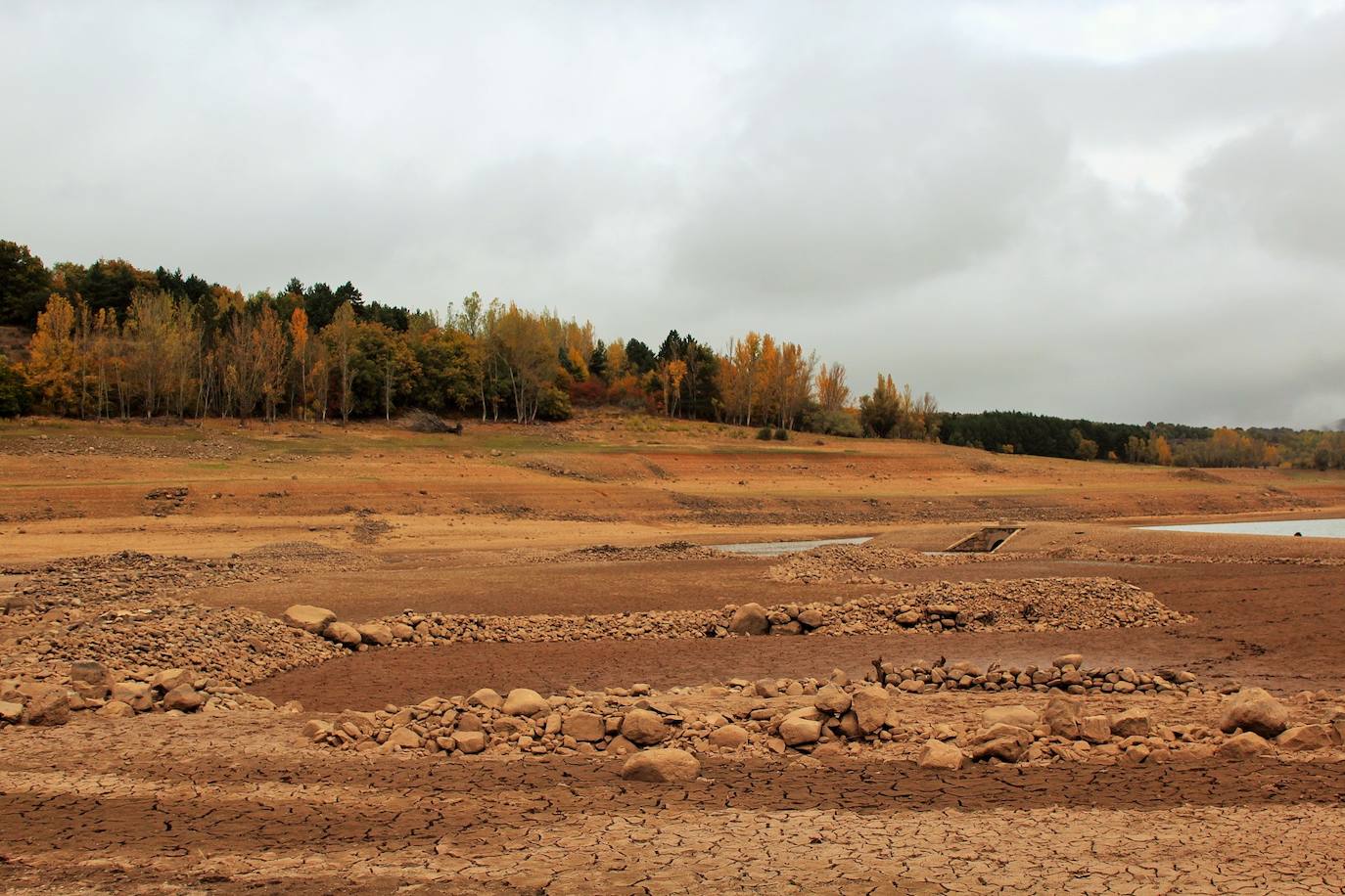 Fotos: El bajo volumen de agua del González Lacasa deja ver Los Molinos