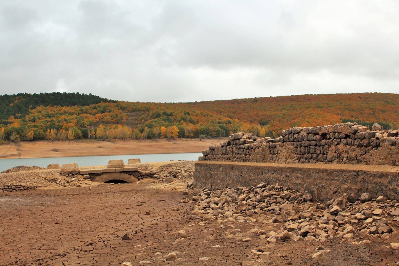 Fotos: El bajo volumen de agua del González Lacasa deja ver Los Molinos