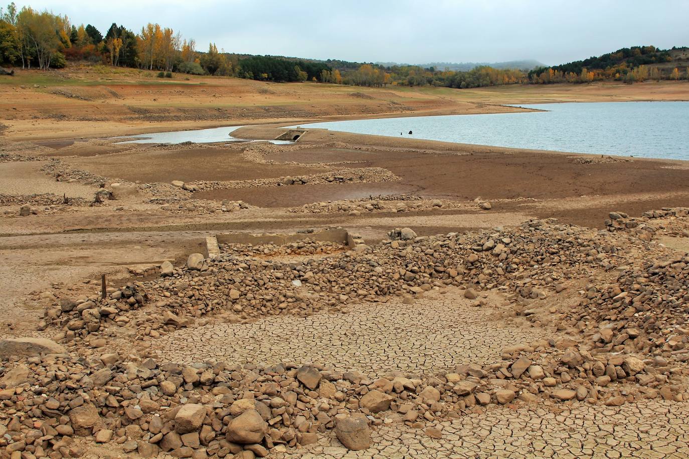 Fotos: El bajo volumen de agua del González Lacasa deja ver Los Molinos