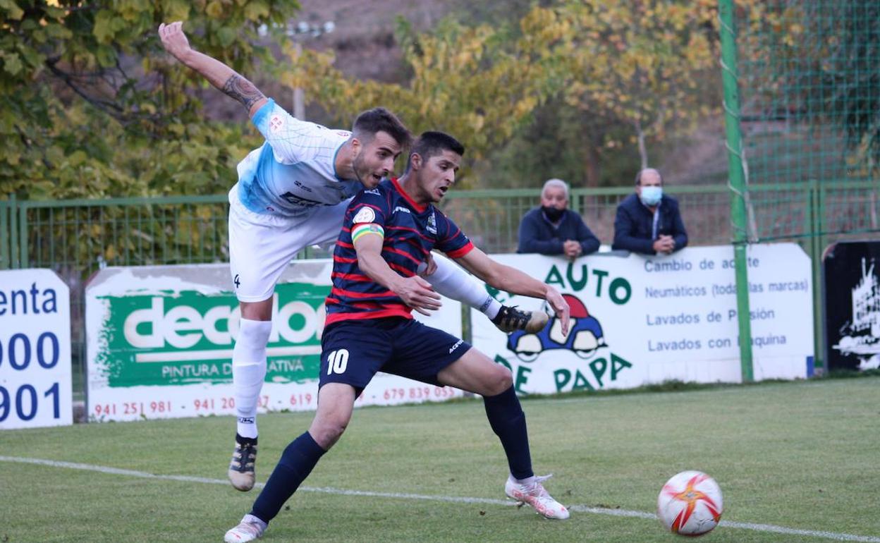 El visitante Queleño se impone por arriba al local Moha, en un lance del partido de ayer. 