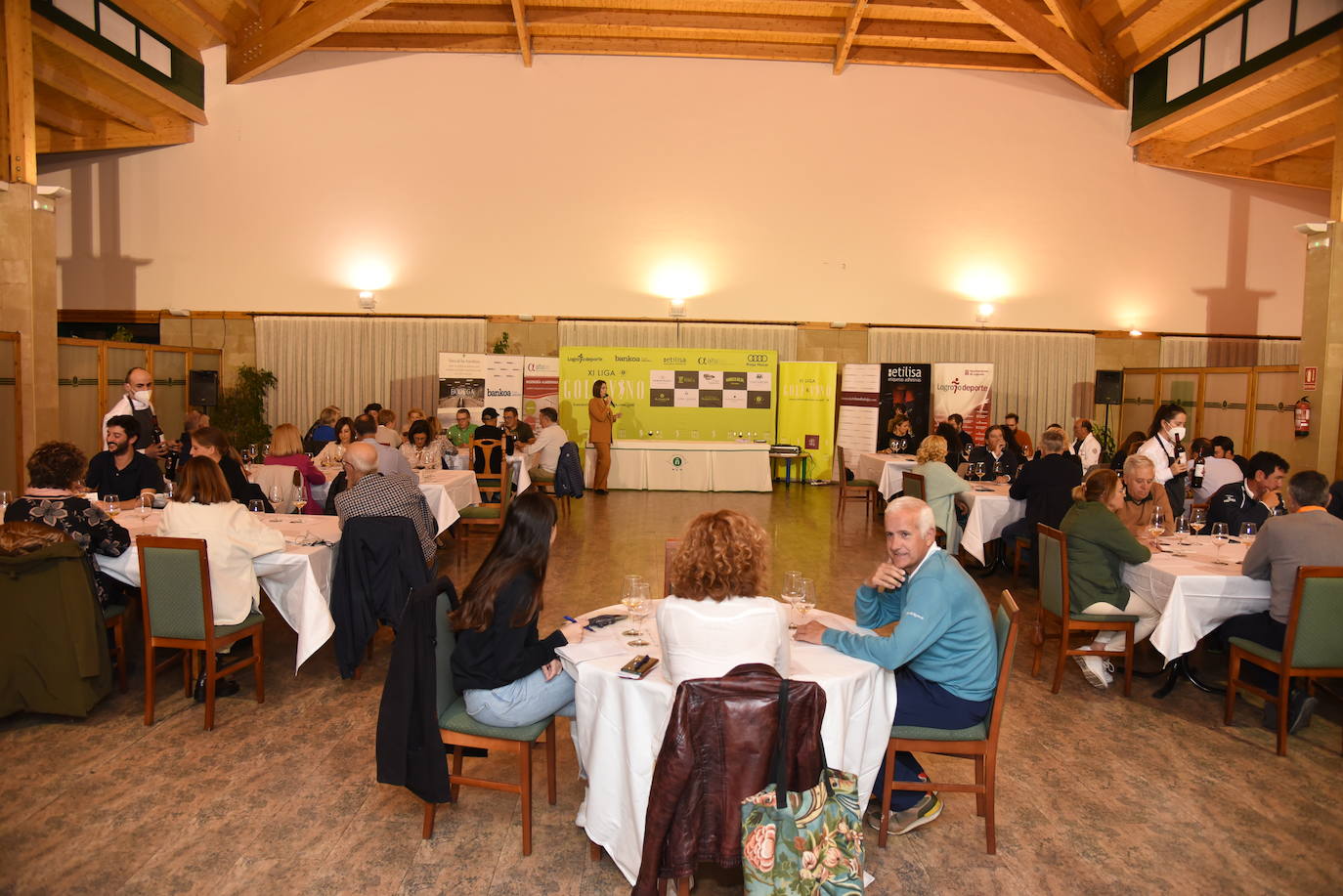 Los participantes en el torneo Finca de los Arandinos de la Liga de Golf y Vino, organizado por lomejordelvinoerioja.com, disfrutaron de los vinos de la bodega tras la jornada de juego.