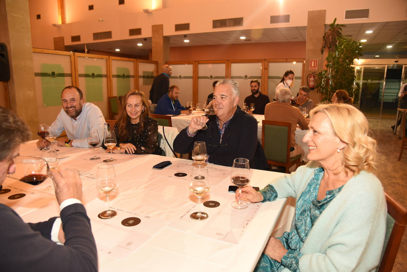 Los participantes en el torneo Finca de los Arandinos de la Liga de Golf y Vino, organizado por lomejordelvinoerioja.com, disfrutaron de los vinos de la bodega tras la jornada de juego.