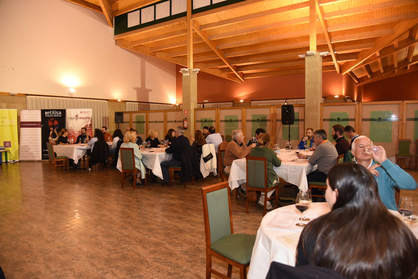 Los participantes en el torneo Finca de los Arandinos de la Liga de Golf y Vino, organizado por lomejordelvinoerioja.com, disfrutaron de los vinos de la bodega tras la jornada de juego.