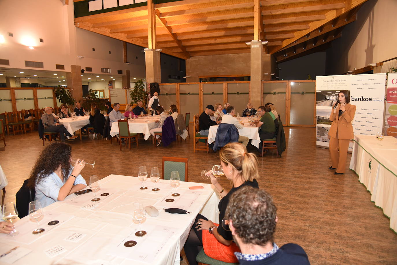 Los participantes en el torneo Finca de los Arandinos de la Liga de Golf y Vino, organizado por lomejordelvinoerioja.com, disfrutaron de los vinos de la bodega tras la jornada de juego.