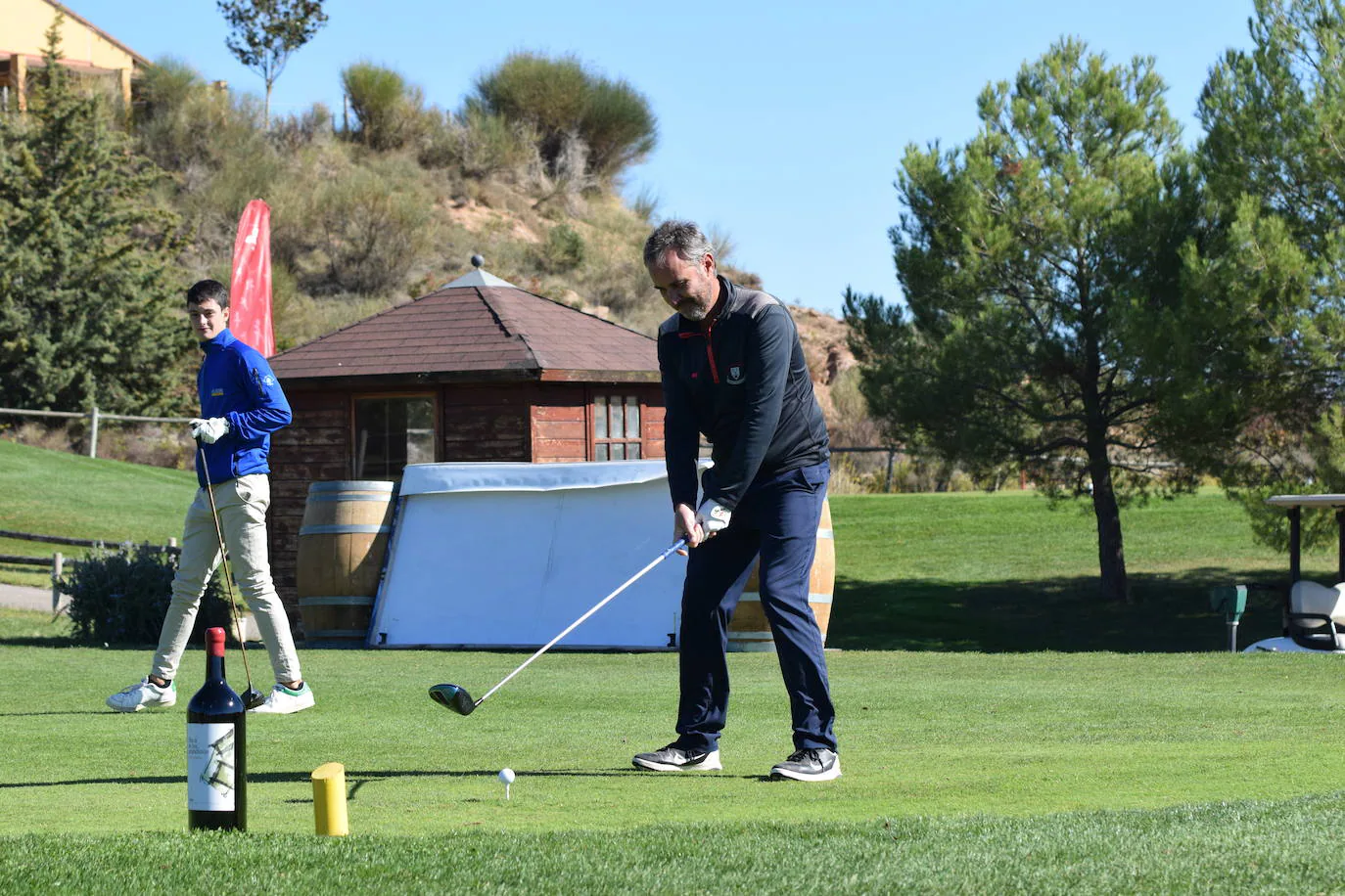 Los participantes en el torneo Bodegas Finca de los Arandinos de la Liga de Golf y Vino, organizado por lomejordelvinoerioja.com, disfrutaron de un gran día de juego en El Campo de Logroño.