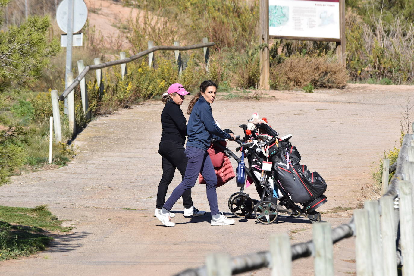 Los participantes en el torneo Bodegas Finca de los Arandinos de la Liga de Golf y Vino, organizado por lomejordelvinoerioja.com, disfrutaron de un gran día de juego en El Campo de Logroño.