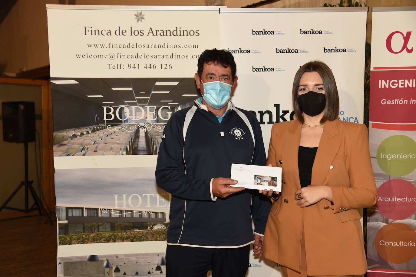 Los ganadores del torneo Bodegas Finca de los Arandinos de la Liga de Golf y Vino, organizado por lomejordelvinoerioja.com, recibieron sus premios.