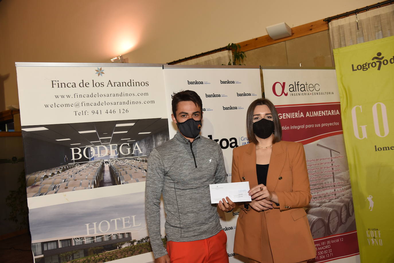 Los ganadores del torneo Bodegas Finca de los Arandinos de la Liga de Golf y Vino, organizado por lomejordelvinoerioja.com, recibieron sus premios.