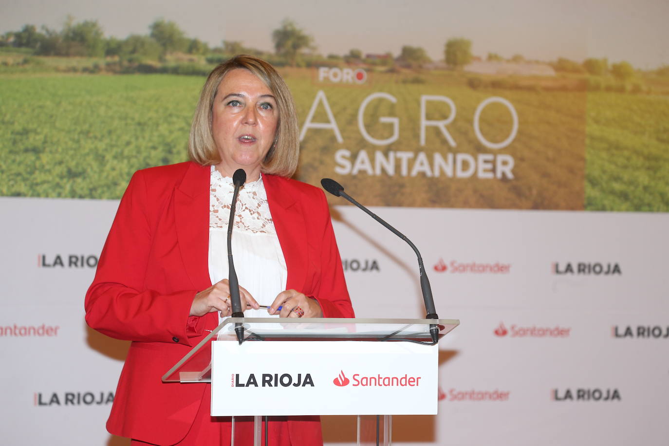 Fotos: Hita expone la política agraria regional en el Foro Agro Santander