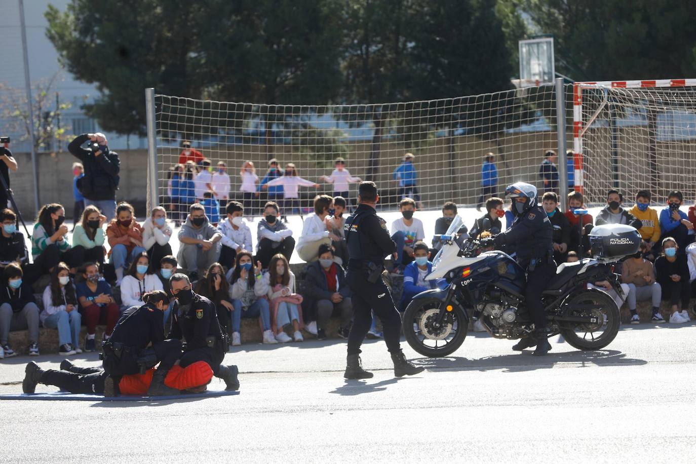 La Policía Nacional ha entregado el carné de 'ciberexpert@' a 49 estudiantes del colegio Marianistas de Logroño. Después, ha habido una exhibición operativa de diferentes Unidades del Cuerpo Nacional de Policía.