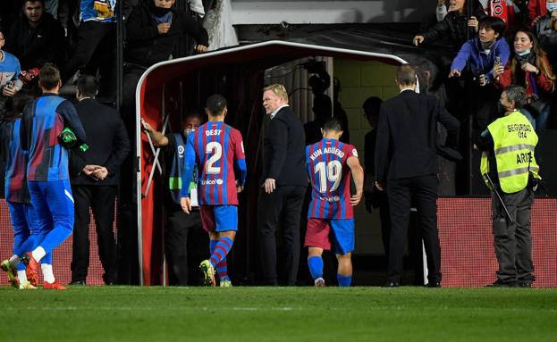 Ronald Koeman, anoche en el túnel de vestuarios junto a sus jugadores tras terminar el que sería su último partido como técnico culé.