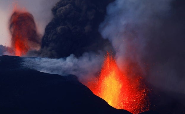 Erupción del volcán de Cumbre Vieja, vista desde el municipio de El Paso. 