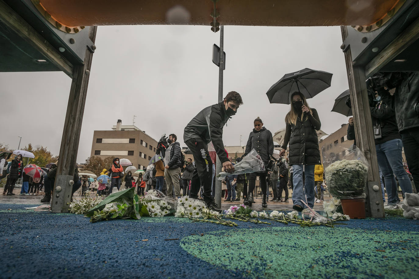 Los vecinos de Lardero se han concentrado en memoria del pequeño asesinado en Lardero. 