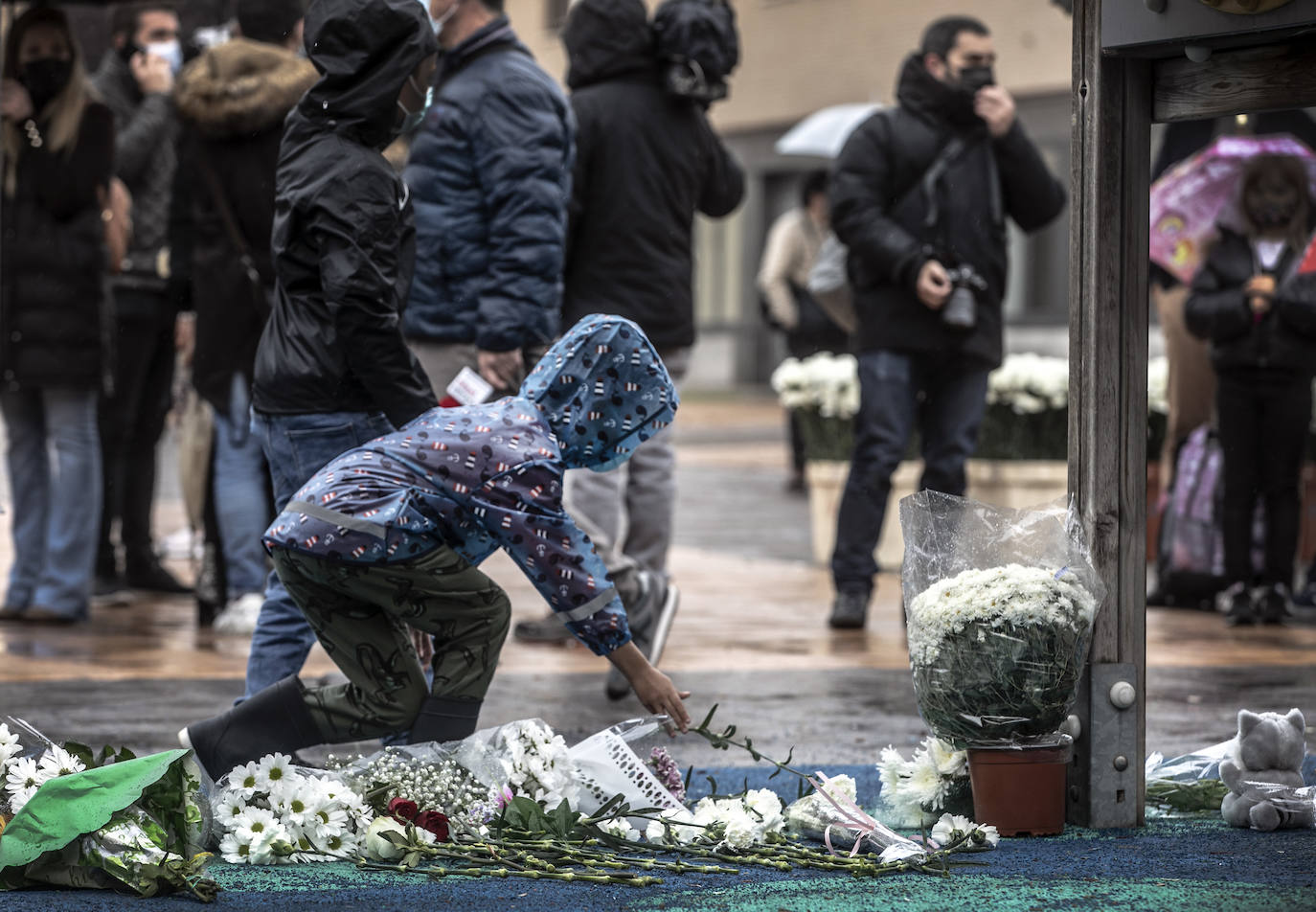 Los vecinos de Lardero se han concentrado en memoria del pequeño asesinado en Lardero. 