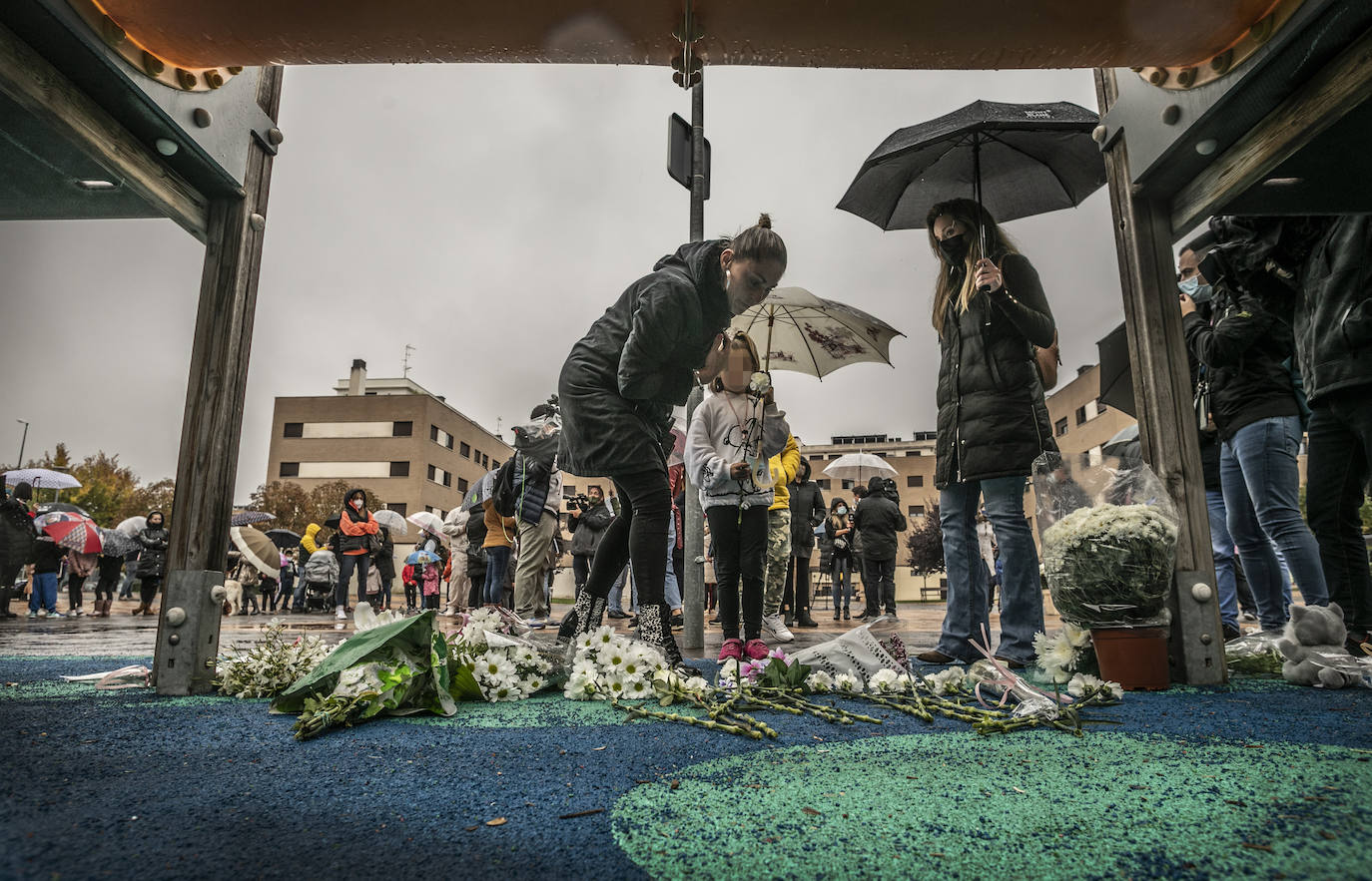 Los vecinos de Lardero se han concentrado en memoria del pequeño asesinado en Lardero. 