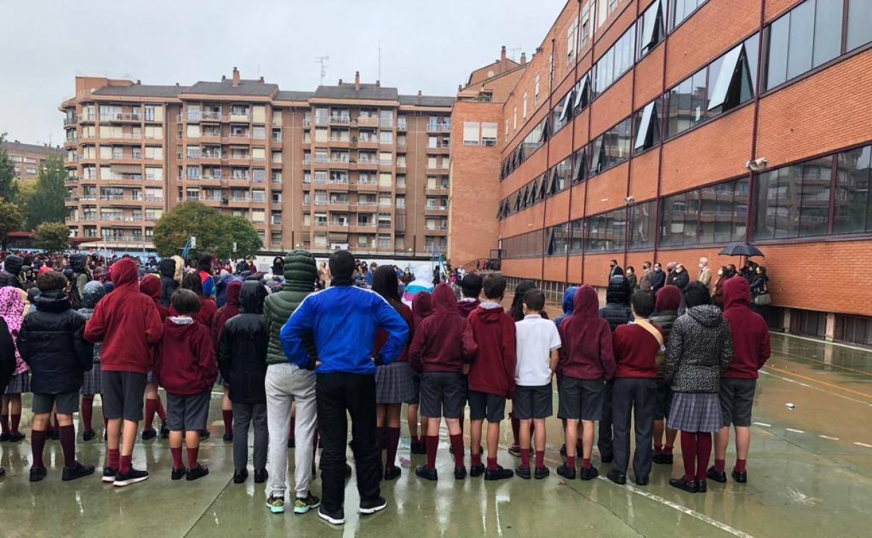 Minuto de silencio en el colegio Jesuitas. 