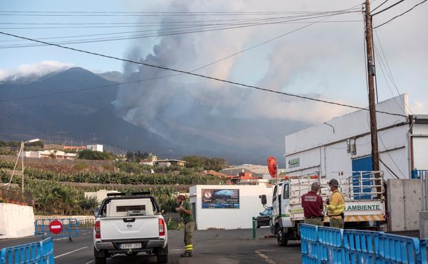 Los vecinos continúan intentando acceder a sus viviendas en las zonas de exclusión del volcán de Cumbre Vieja.