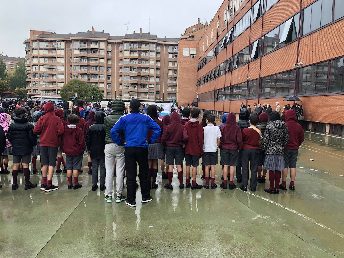 La comunidad educativa del colegio Sagrado Corazón (Jesuitas), donde estudiaba el pequeño asesinado, ha guardado un minuto de silencio