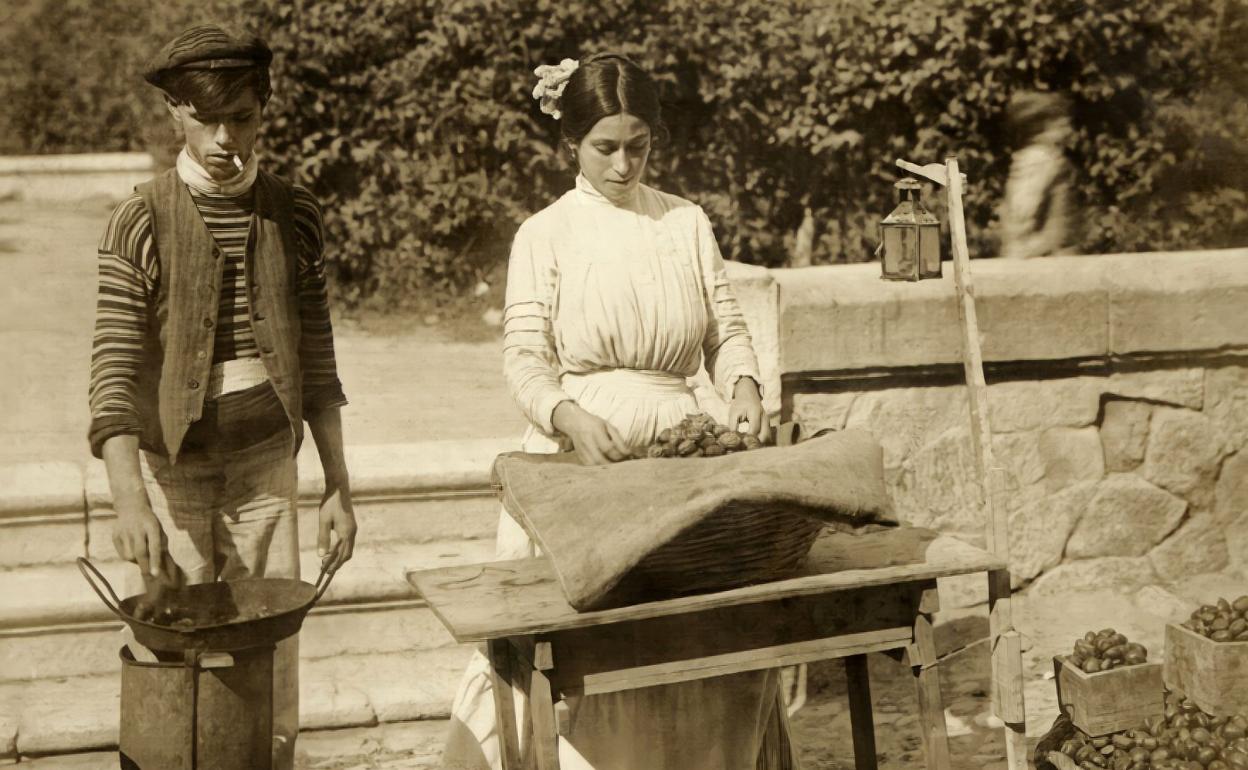 Castañeros de Málaga en una fotografía del Museo Unicaja de Artes y Costumbres Populares. 