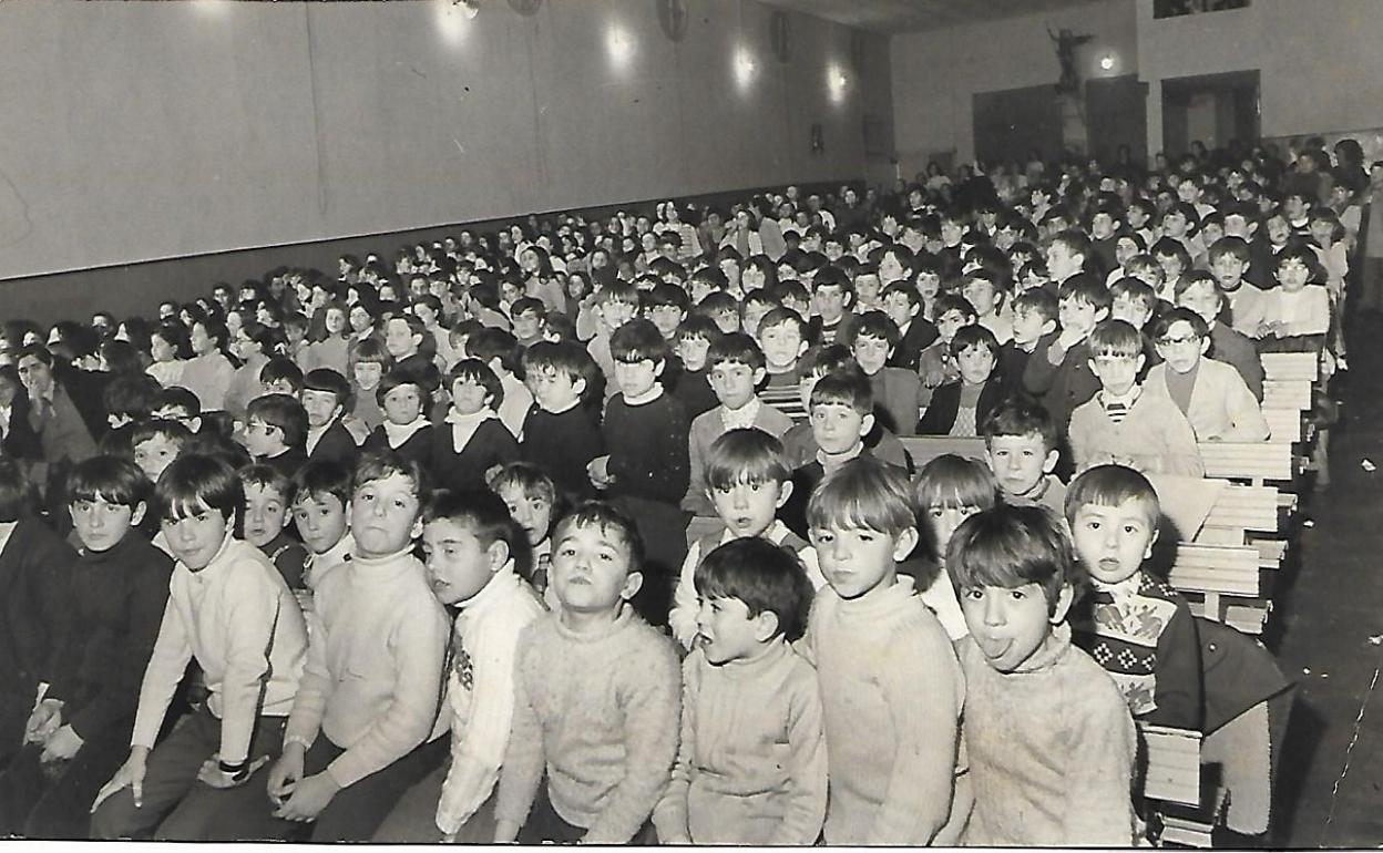 Imagen de las decenas de niños arnedanos que llenaron la inauguración del cine de don Eliseo el 5 de octubre de 1957. 