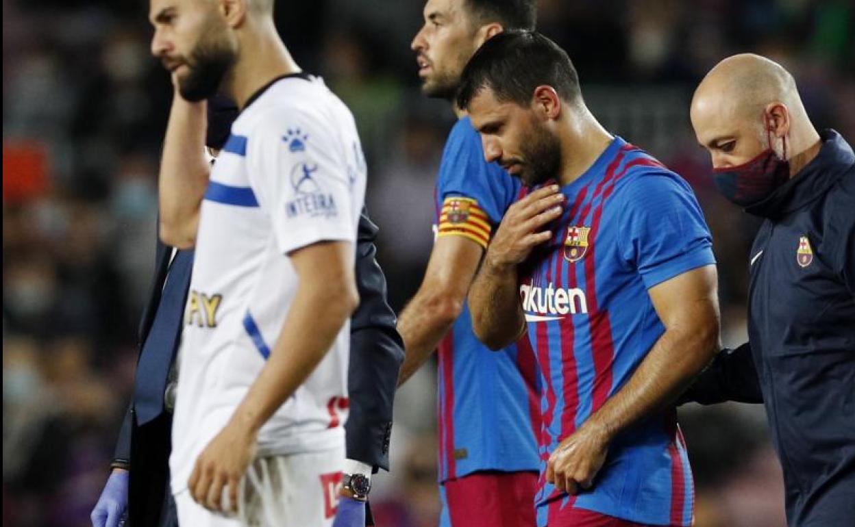 Sergio Aguero abandona el partido de anoche contra el Alavés 