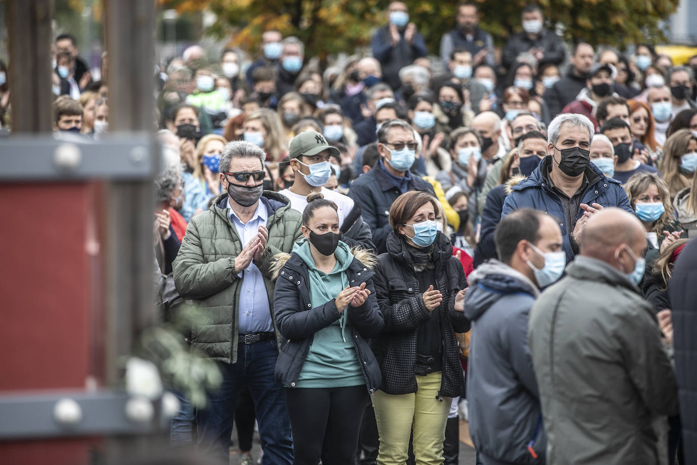 Más de un millar de personas han participado este domingo en una concentración en la localidad cigüeña