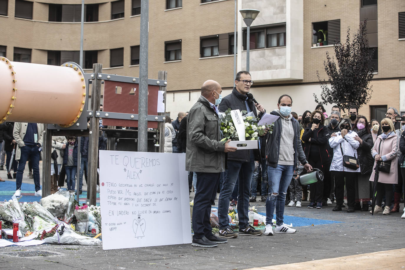 Más de un millar de personas han participado este domingo en una concentración en la localidad cigüeña