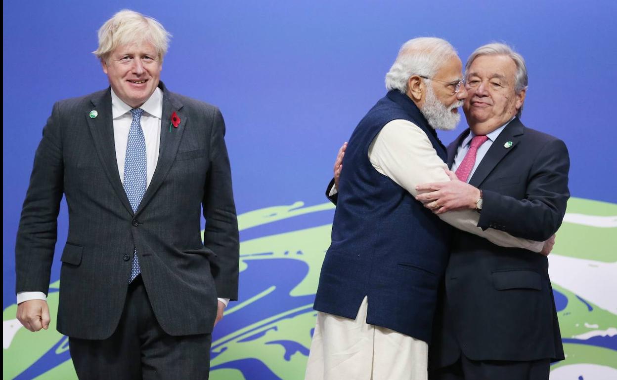 El primer ministro indio, Narendra Modi, abraza efusivamente a Guterres en presencia de Boris Johnson.
