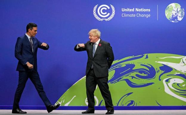 Pedro Sánchez saluda al primer ministro británico, Boris Johnson, a su llegada a la cumbre de Glasgow. 