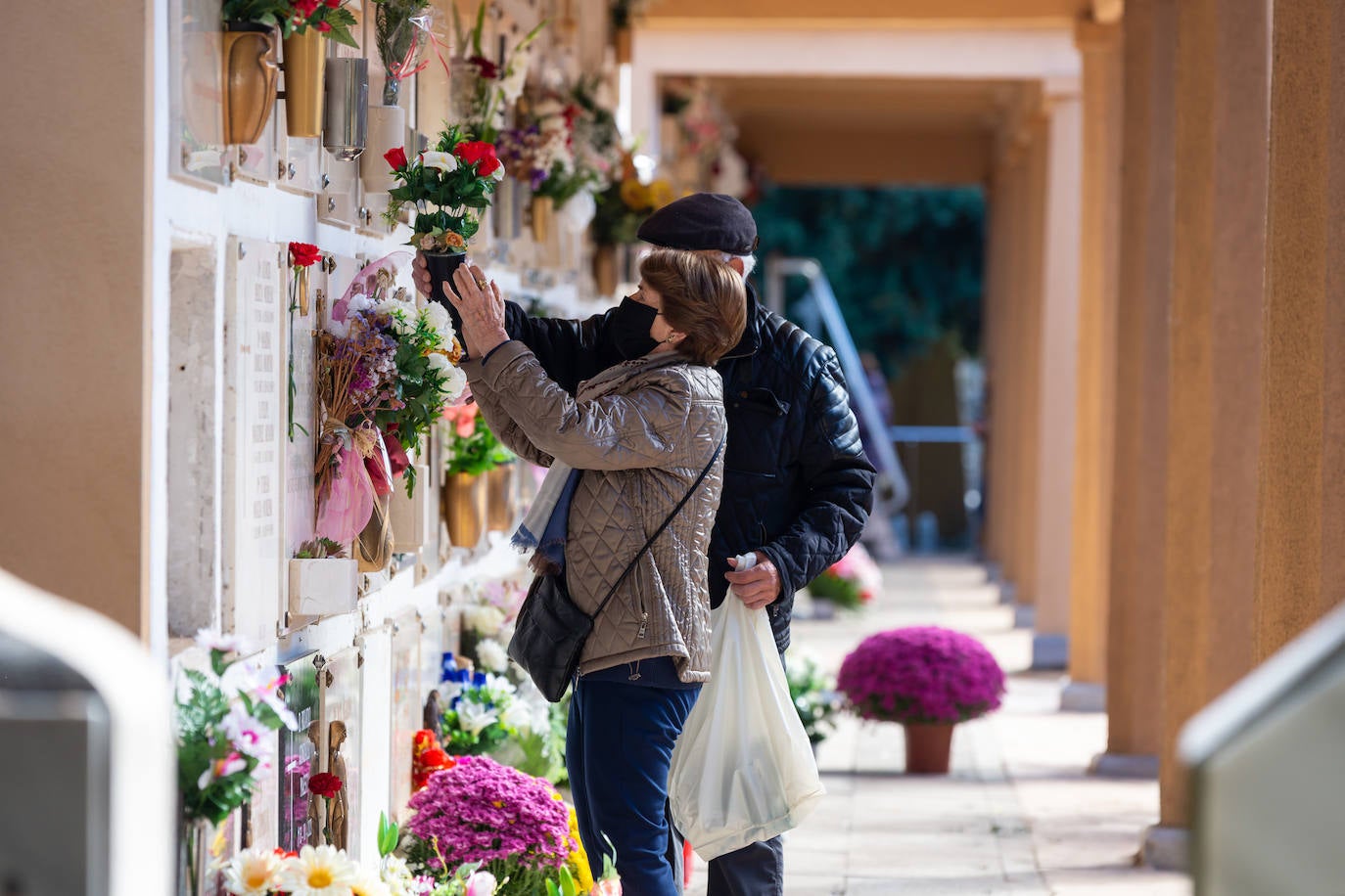 Fotos: Día de Todos los Santos en el cementerio de Logroño