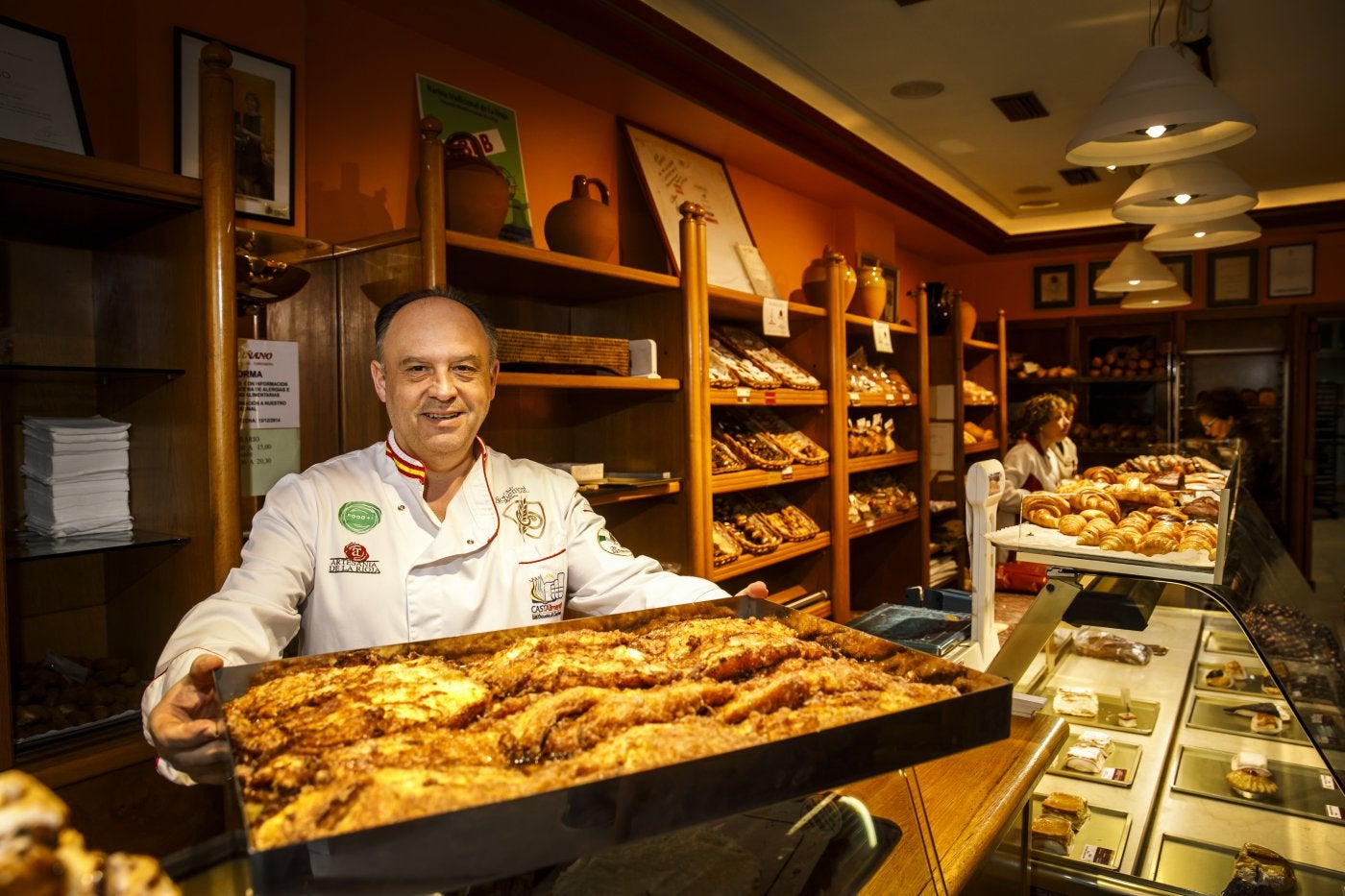 El panadero Eduardo Villar muestra una bandeja de torrijas en Horno Arguiñano. 