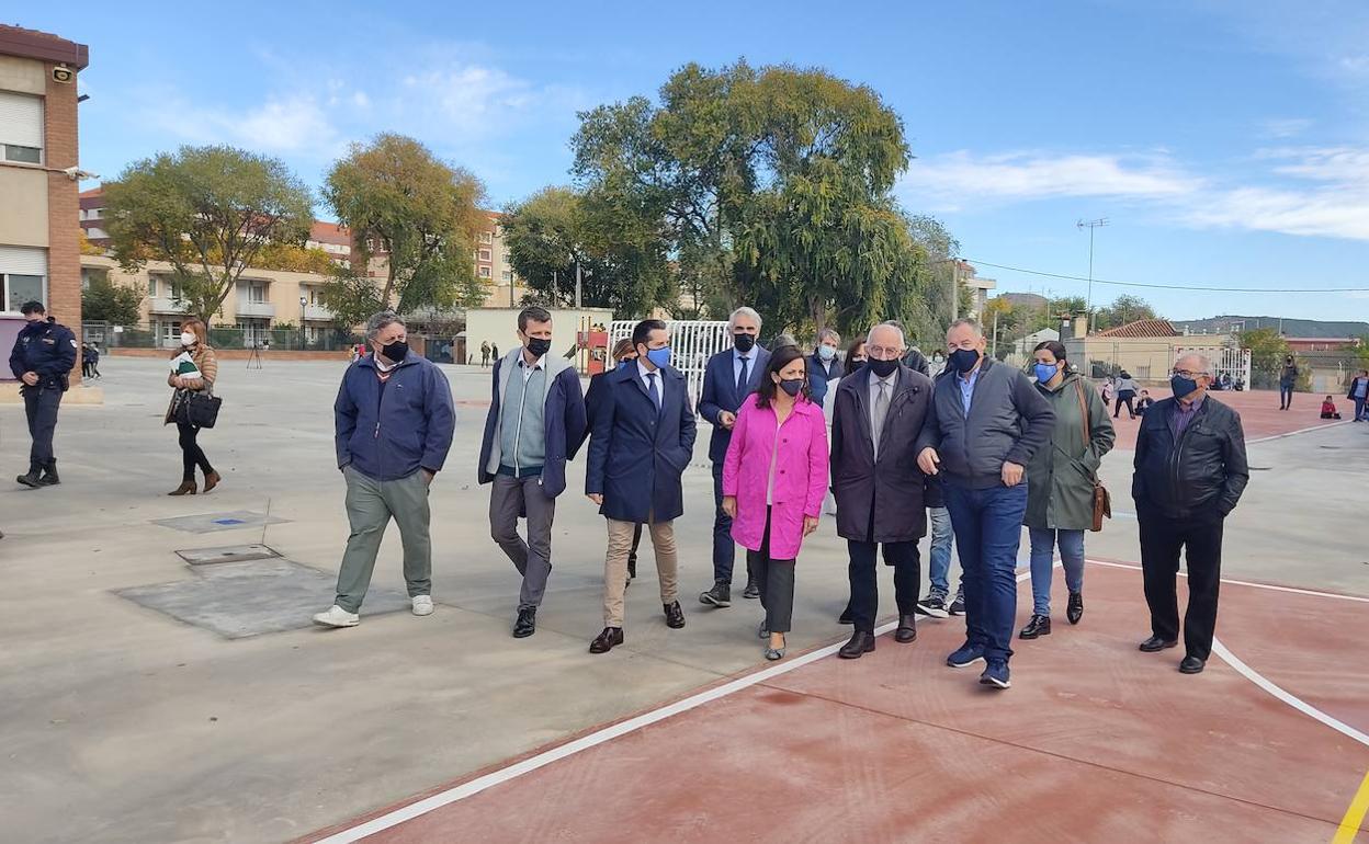 La reforma moderniza los patios del colegio Delgado Calvete tras 40 años de juegos