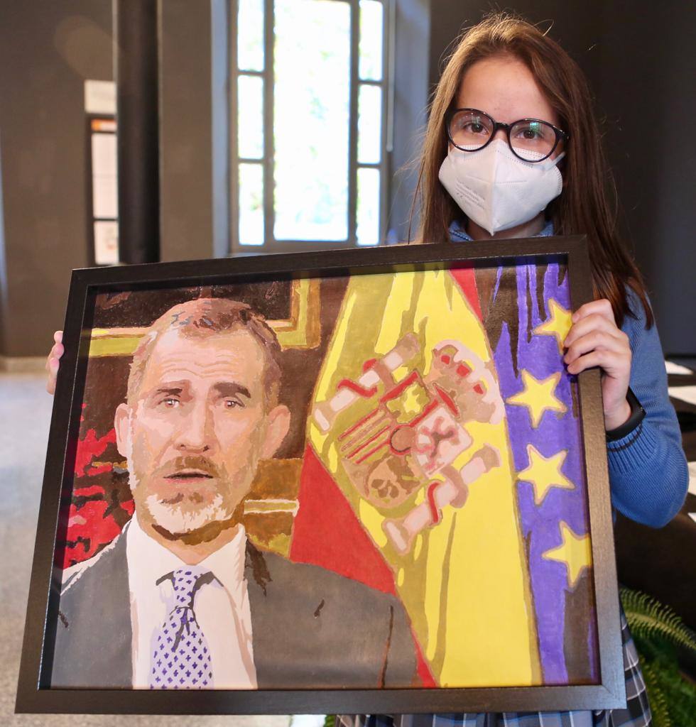 Nerea Pérez, con el logrado retrato que ha hecho de don Felipe. 