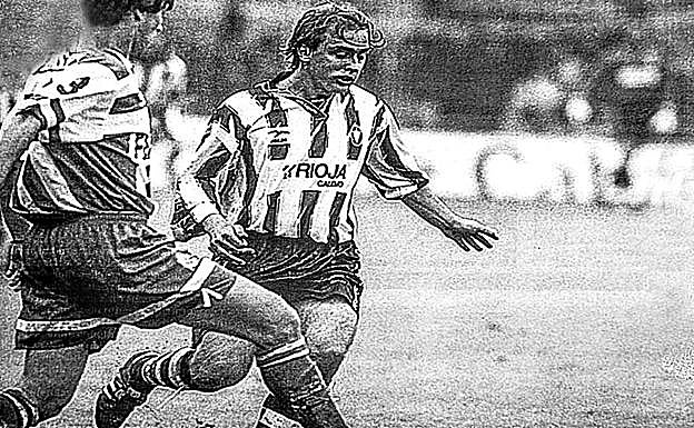 El uruguayo Marcelo Tejera ante el lateral Jérôme Bonnissel del Deportivo (1996/97). 