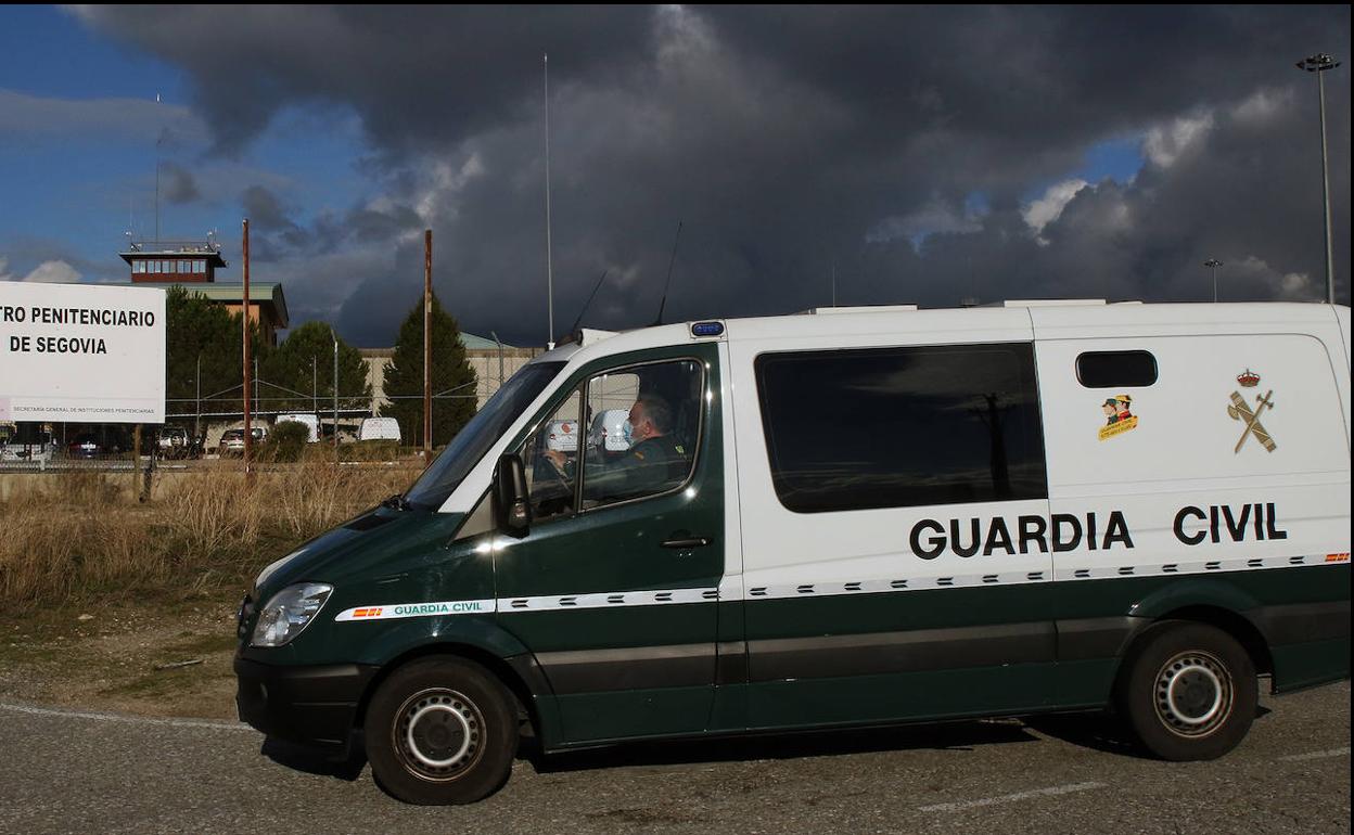 Llegada de Francisco Javier Almeida al centro penitenciario de Segovia, este jueves.