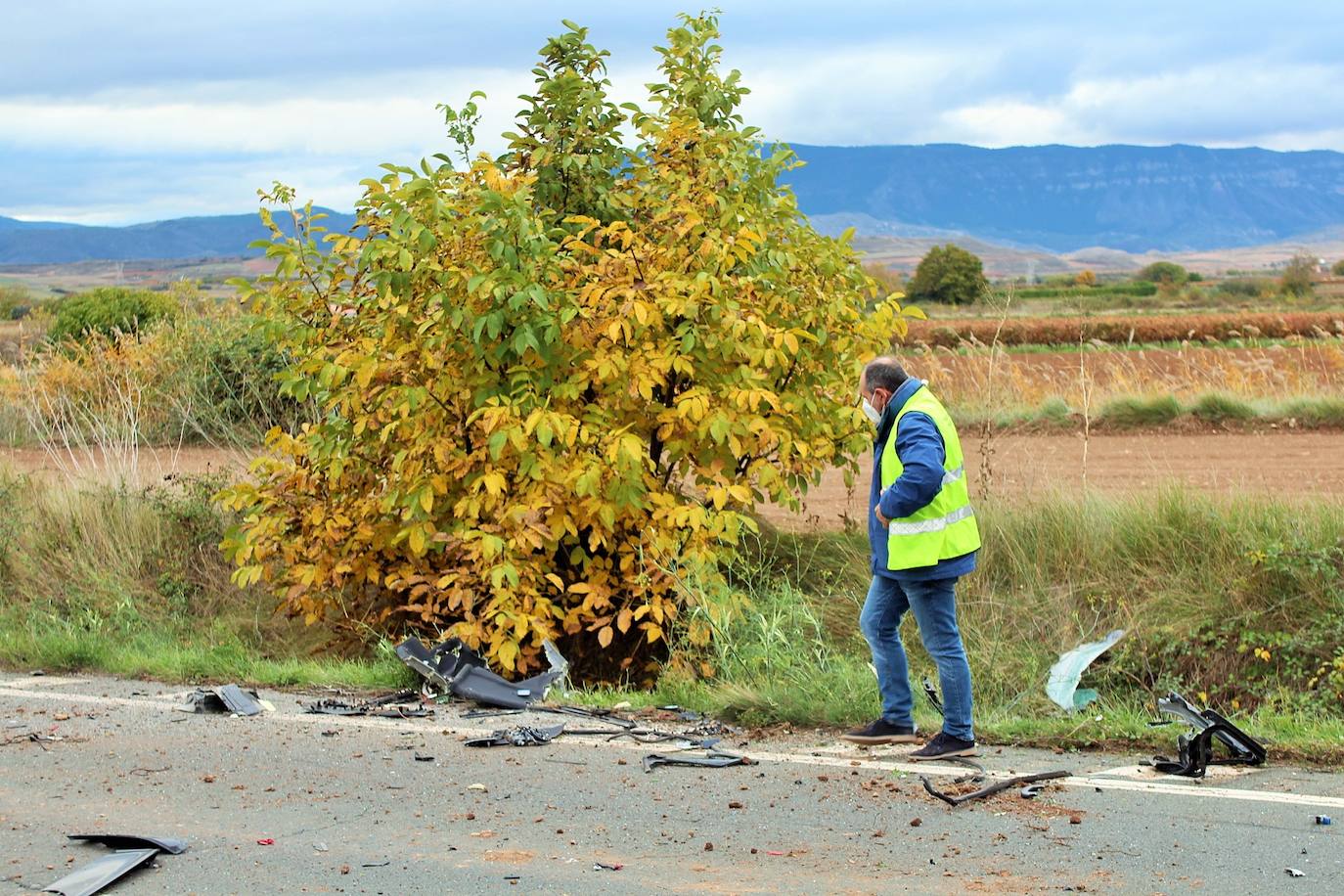 Accidente por un choque por alcance entre un tractor y un coche en la carretera que une Villamediana y Murillo. 