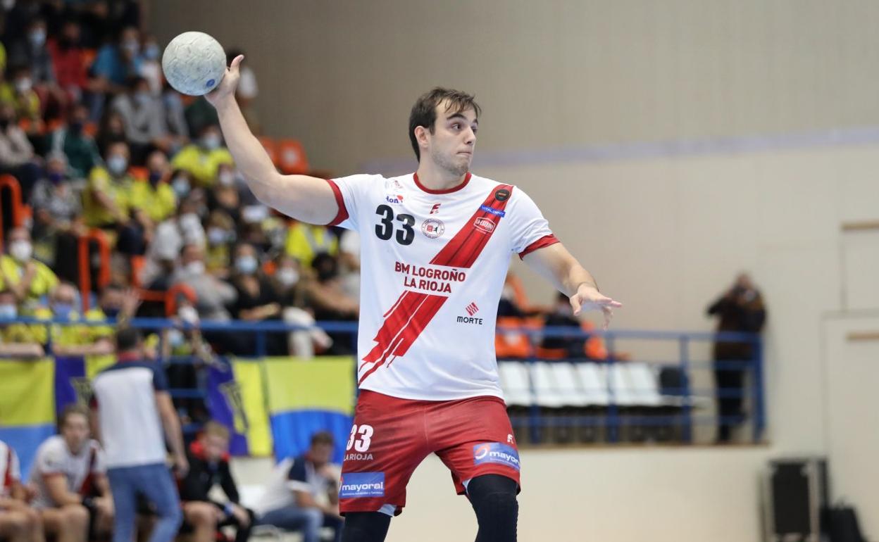 Edu Cadarso pasa un balón en el encuentro ante el Bidasoa. 