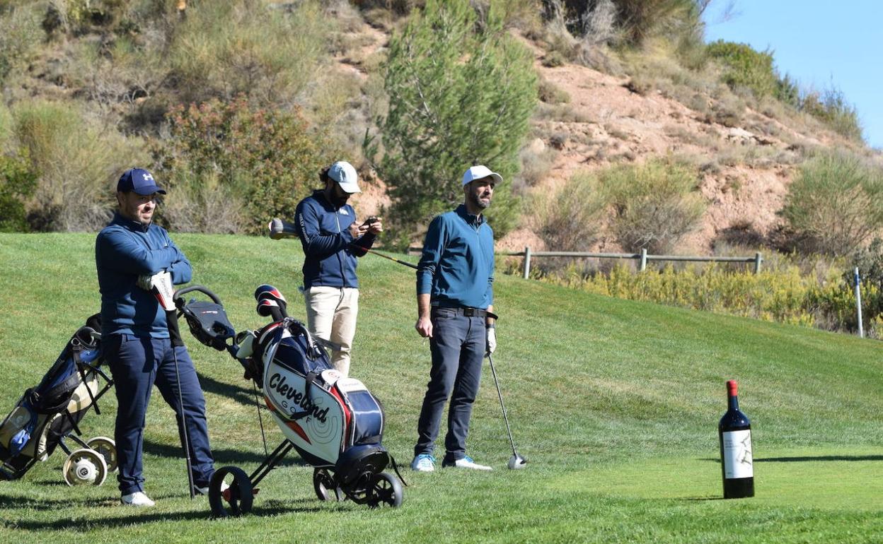 Un grupo de golfistas en el 'tee' de salida durante el pasado torneo de Finca de los Arandinos. 