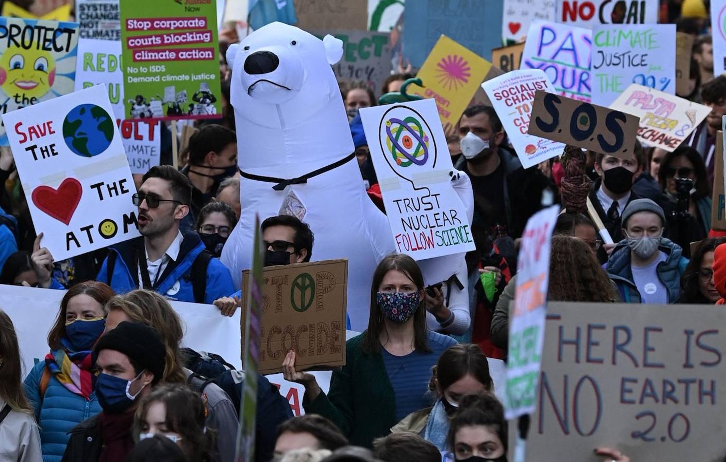 Miles de personas han marchado por Glasgow con carteles llamando a salvar el planeta