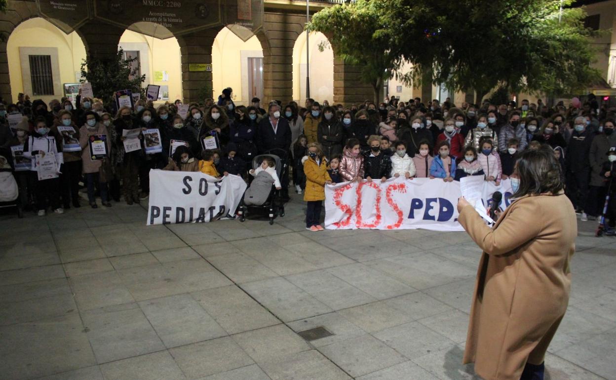 La concentración ha reunido a personas de todas las edades. 